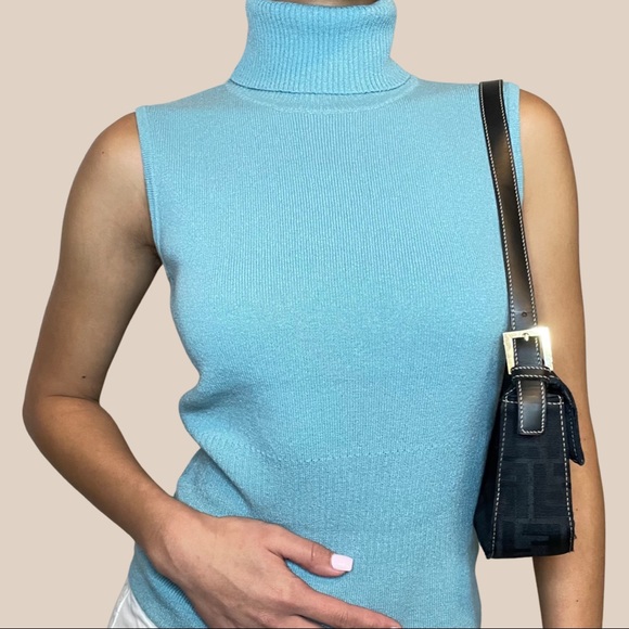 💙 Blue Turtleneck 💙 - Picture 3 of 4